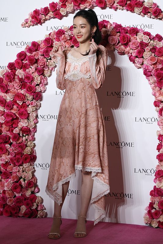 孔雀绿|周也的靴子有点看不懂, 看着像“雨靴”还显腿粗, 但连衣裙挺时髦