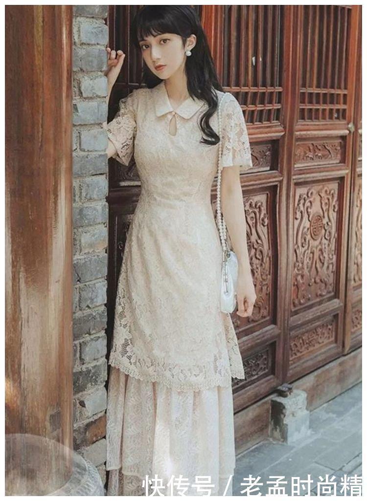 完美|街拍:美女高腰的牛仔裤搭配黑色上衣,打造出完美的曲线