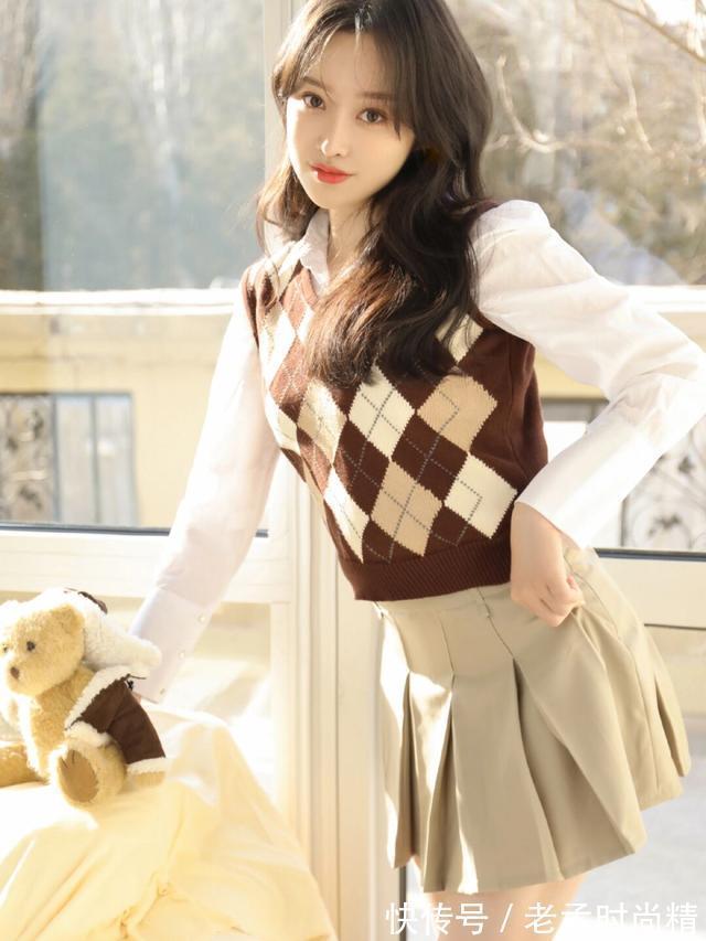 针织 格子针织坎肩背心搭配白衬衫,清爽自然,短裙搭配中筒袜,好看