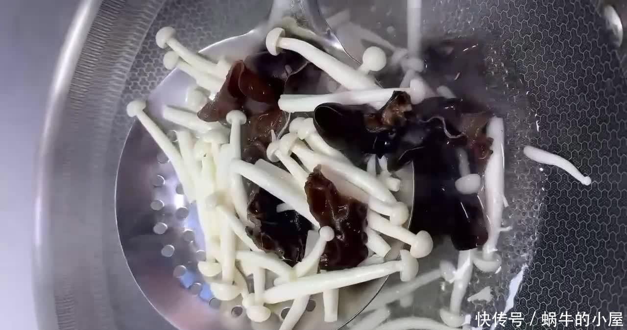 白玉菇|制作西红柿木耳炒鸡蛋时,加入一样配菜,鲜香味美孩子喜欢都喜欢