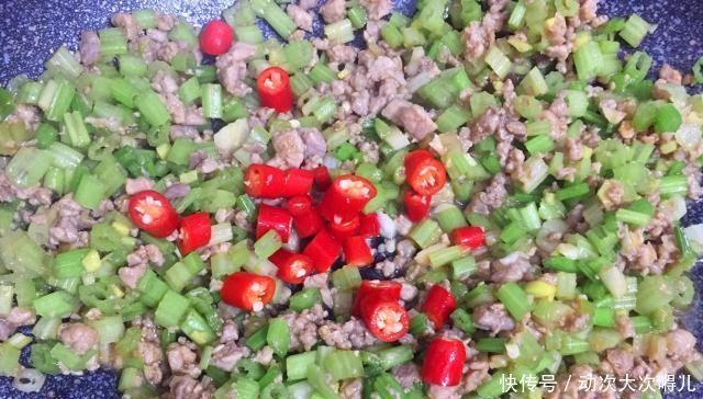 小炒|一把芹菜,一块猪肉,做出一道家常小炒,脆爽可口,简单又下饭