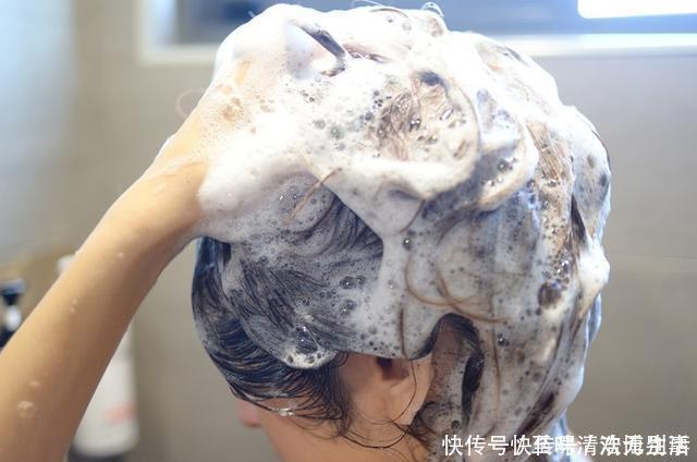 发质|头发刚浸湿就抹洗发水怪不得头屑还掉发!教你正确的洗发方式!