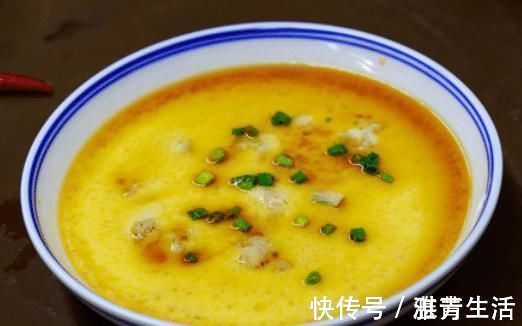 搅拌均匀|蒸鸡蛋别再加水上锅了！大厨教你一招，蒸出来爽口，比豆腐脑还嫩