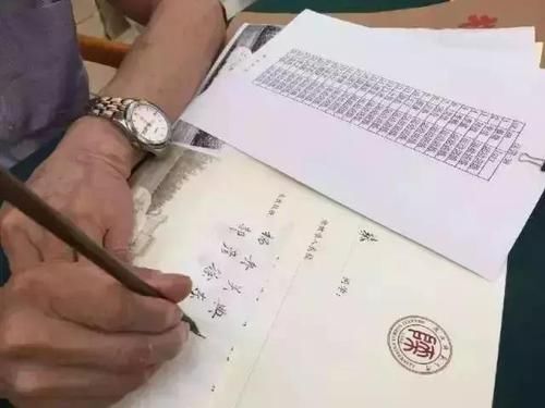 学子|我国唯一用毛笔写录取通知书的大学，学子泪目：字字千金！