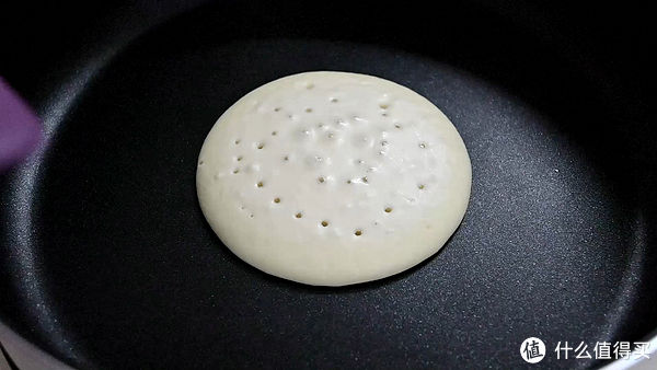 不用烤箱，平底锅就能做出松软如蛋糕的松饼，简单到没朋友