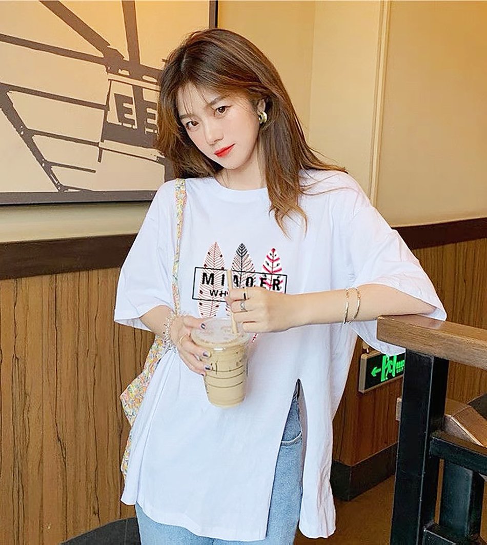 t恤|别再卷衣角了!今年流行“剪一刀”,显瘦时髦还高级