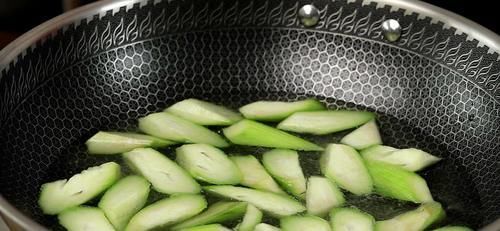 丝瓜皮|炒丝瓜时,记得不要直接下锅炒,多加这一步,丝瓜不发黑更有食欲