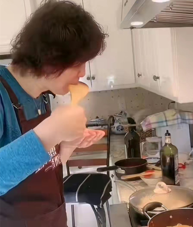 主教练|郎平变身家庭主妇!头发蓬松一脸轻松,一动作被网友大赞接地气