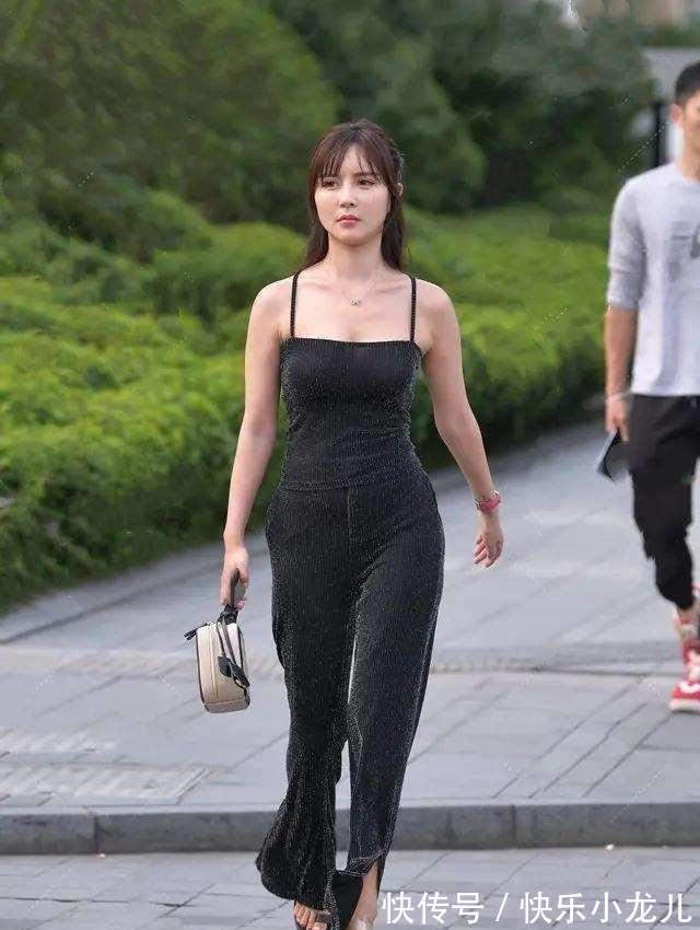 下摆 瑜伽裤的穿搭时尚更省心,穿出时尚美女率真的个性,温柔得体