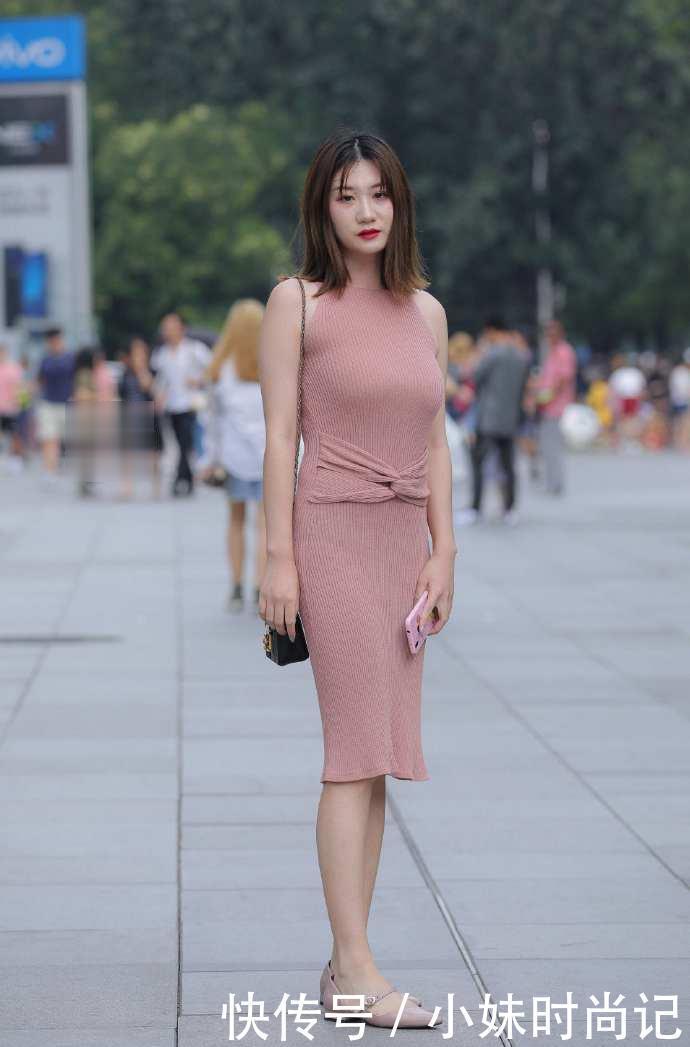 简单|街拍美女连衣裙看着简单,其实充满“内涵”啊