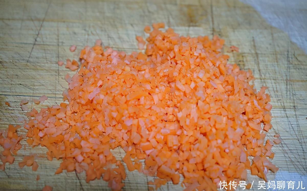 豆腐别总炖了,做成豆腐饼,酸甜软嫩,刚上桌分分钟就吃光了