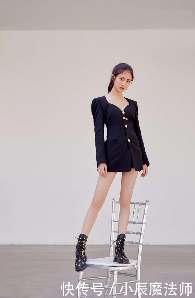 路人街拍,靓女穿银灰色的一字带穆勒鞋,满满的甜美风