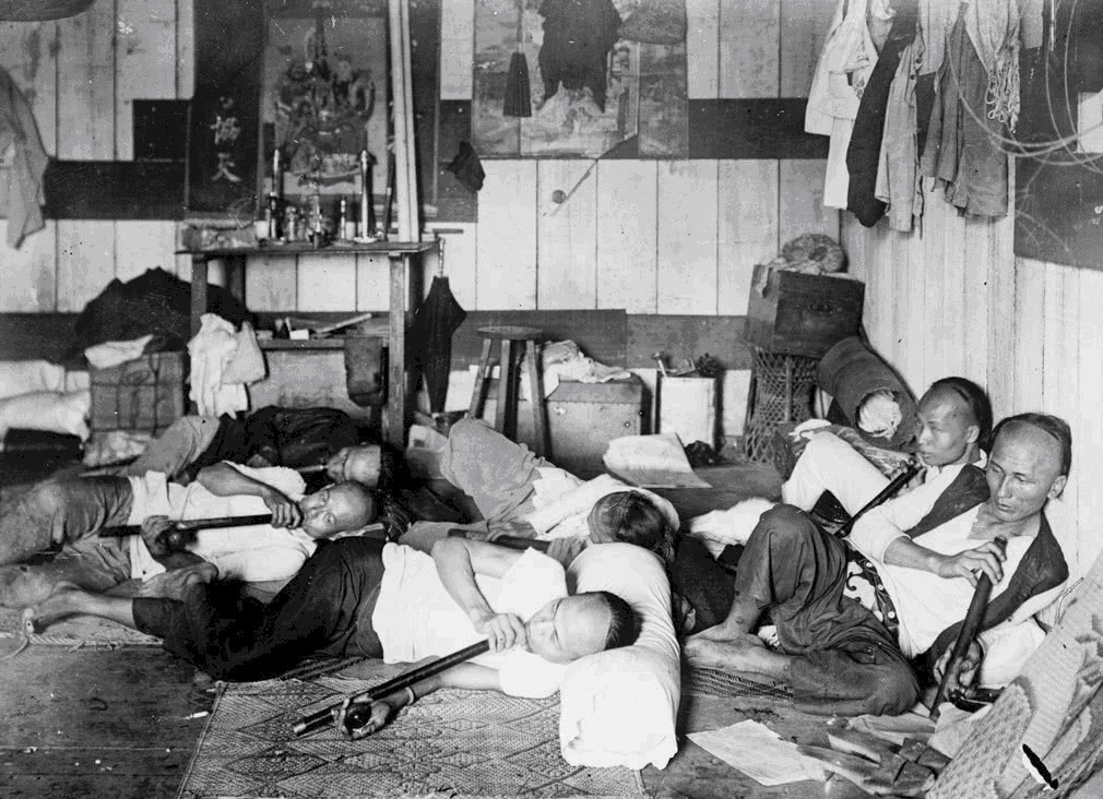 鸦片|晚清人吸的鸦片长啥样?看着黑不溜秋,吸的人醉生梦死,狠起来六亲不认!