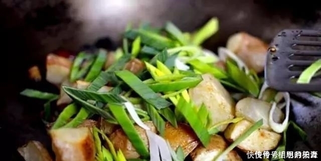 炒土豆丝,千万不要直接炒,2个小诀窍,土豆丝香辣脆爽,超好吃