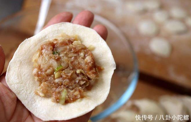 调肉馅时，放水放油的顺序不要错，顺序对了，肉馅饺子鲜嫩多汁