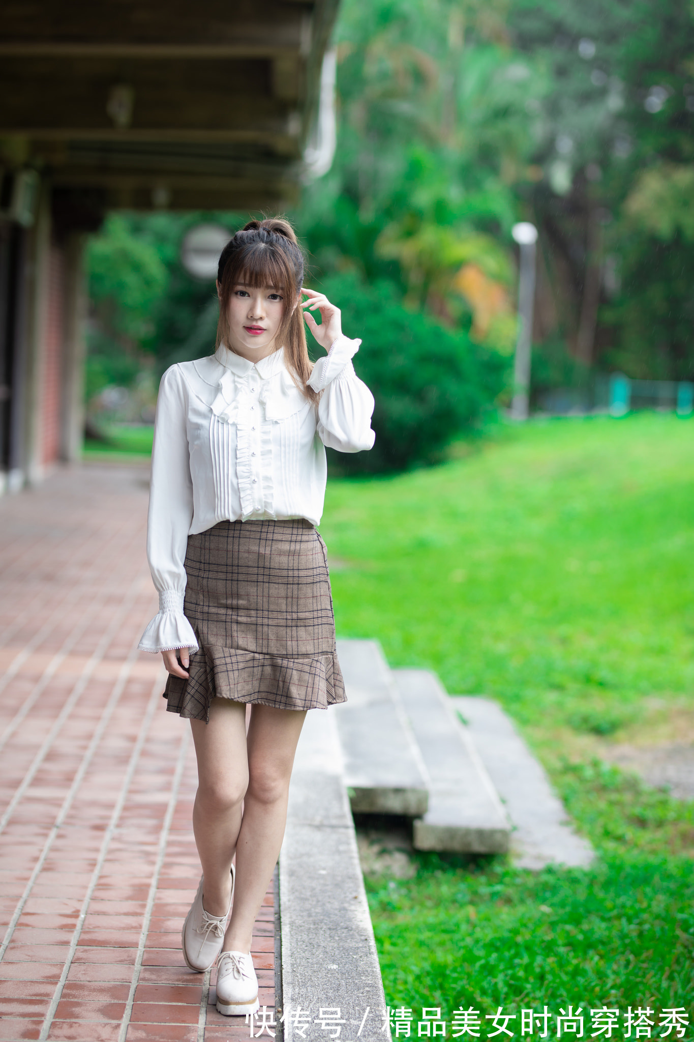 衬衫 白色衬衫搭配格子半身裙，温婉好搭，甜美范十足