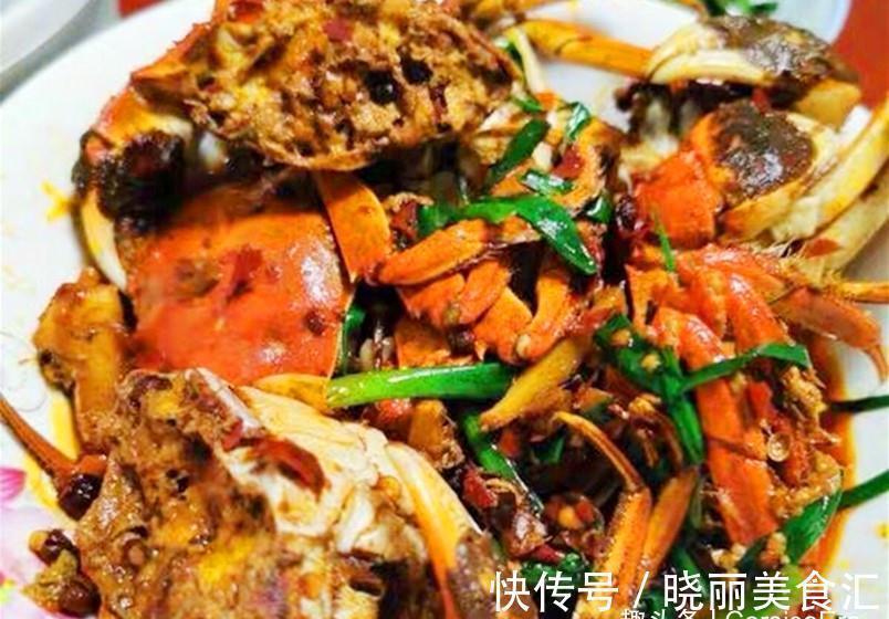 蒸大闸蟹时,最忌直接上锅蒸,多加一步,螃蟹鲜嫩入味不流黄