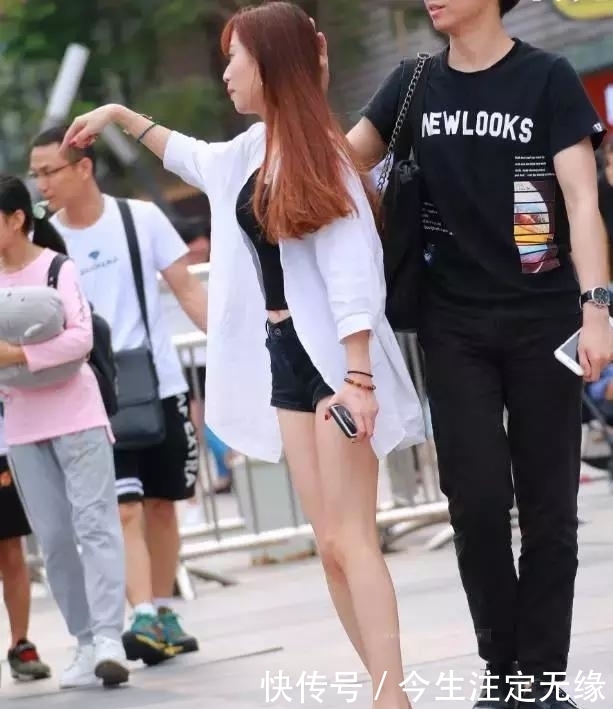 街拍: 年轻小姐姐身穿热裤出街, 一双长腿修长笔直!