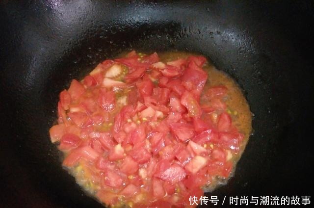  西红柿鸡蛋汤，处理好1个小细节，汤汁浓郁，味道更香