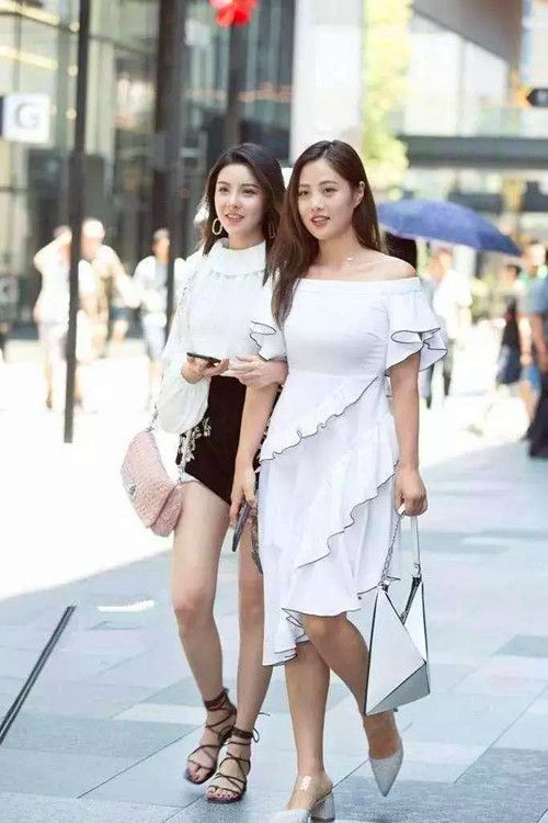 美丽|街拍小姐姐一款蓝色的T恤搭配白色短裤,很显青春活力的气息