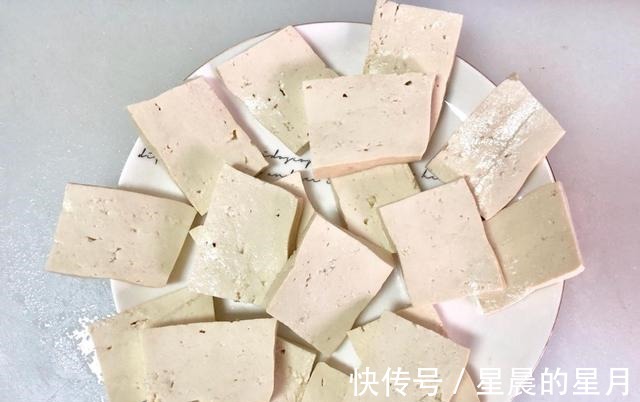 花3块钱买块豆腐，裹上面粉热油一煎，分分钟就光盘！