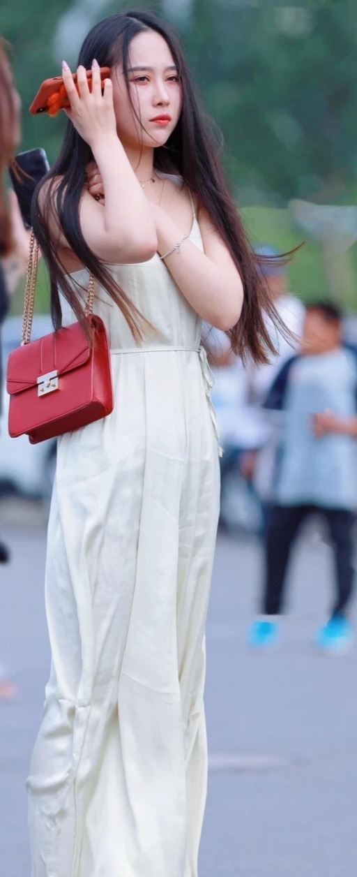 小姐姐一袭白色雪纺连衣裙，好像是睡衣一样，慵懒性感