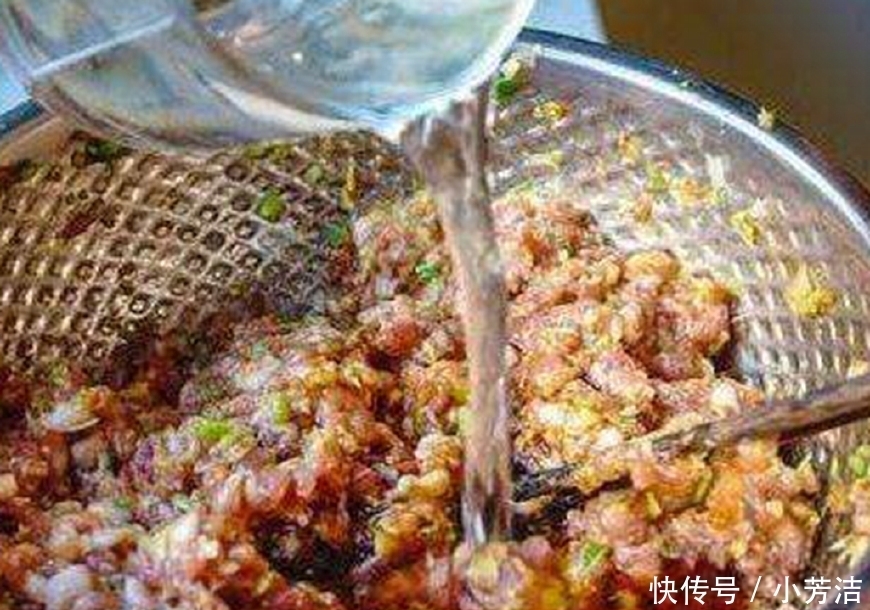 难怪|拌饺子馅时,先加水还是油?老厨娘说漏嘴:很多人做错,难怪水多