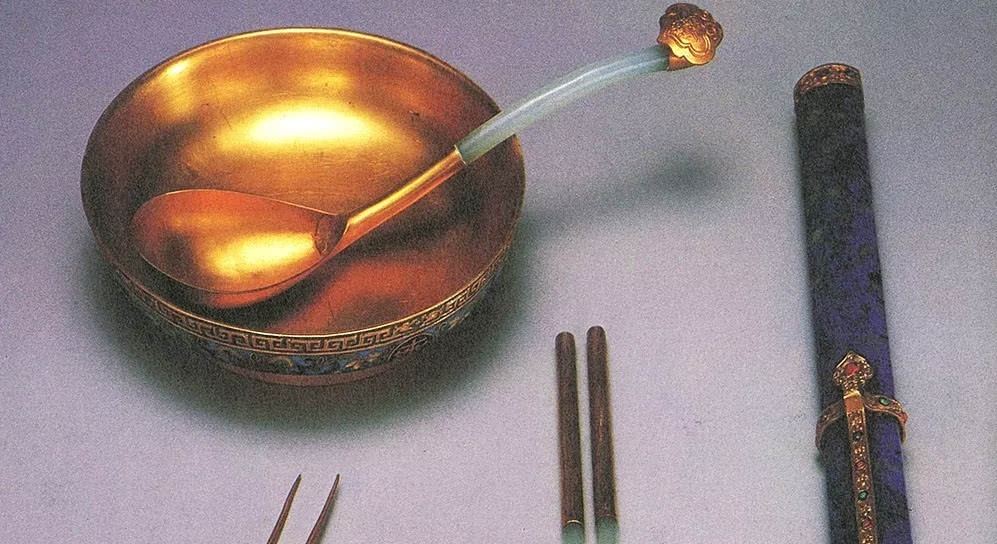 宫廷中|《甄嬛》《如懿》都没说清楚,清朝皇帝后妃每天吃什么?怎么吃?
