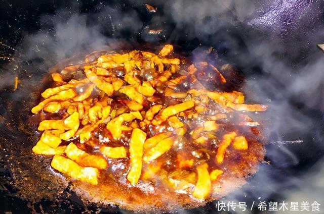 松散|吃腻了豆角焖面,不妨换种吃饭,蒸一锅芹菜焖面,松散筋道超好吃