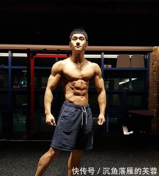 腹肌|小伙仅2年就练出漂亮身材，被问是否打健体？却说只是玩玩而已