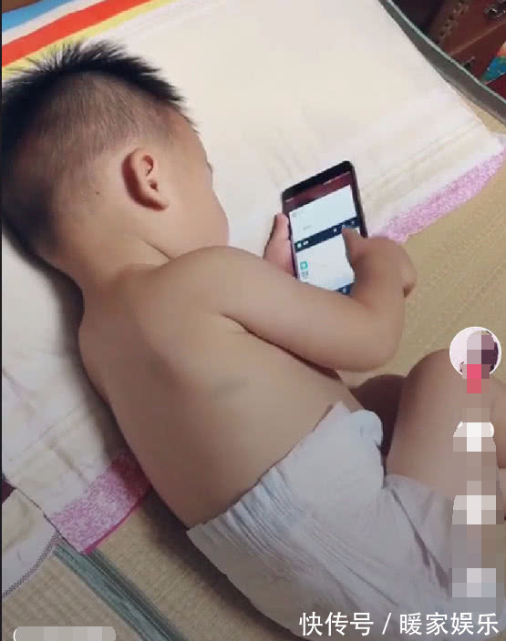 宝宝|一岁宝宝偷玩老爸手机,爸爸洗澡回来,看到后吓一跳