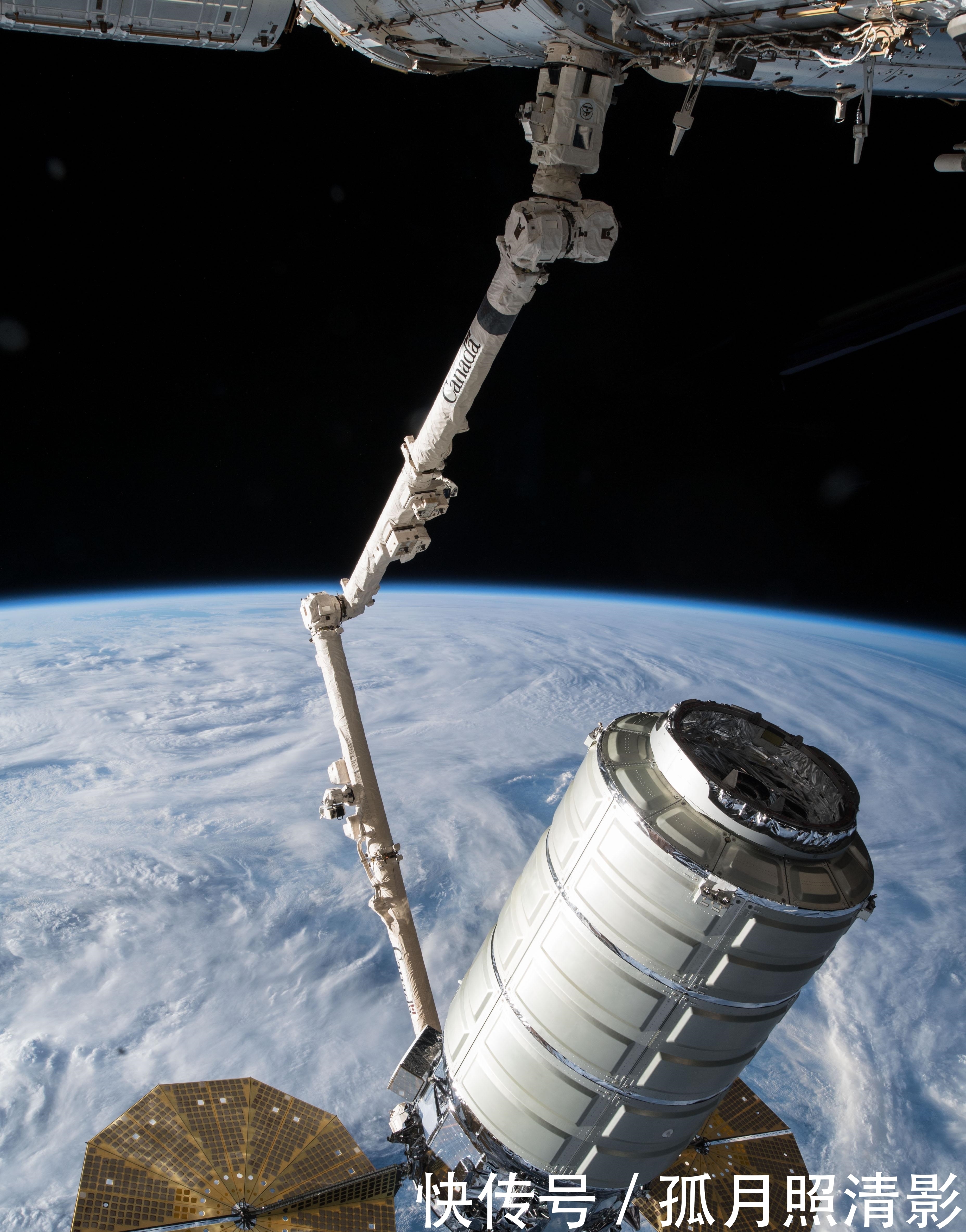 碎片 一块未被追踪的太空小碎片,撞击了国际空间站,留下了贯穿的小洞