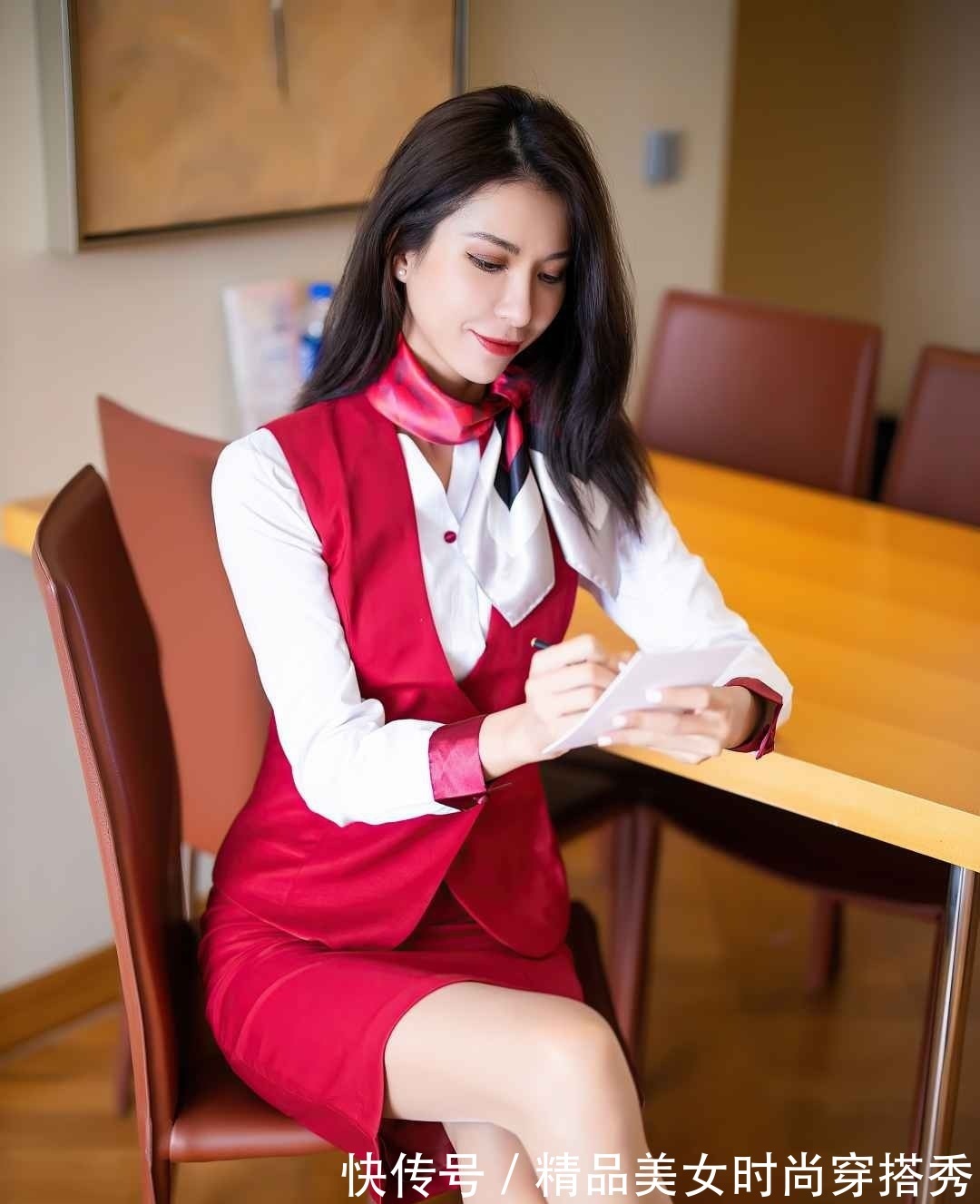 小姐姐 红色马甲搭配红色包臀裙,内搭白色衬衫,干练感十足又充满女人味