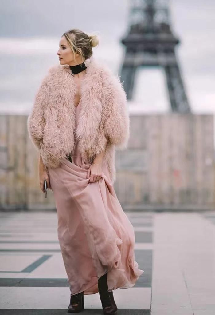 秋冬外套买啥颜色不容易过时？试试这4种“经典色”，高级又显白