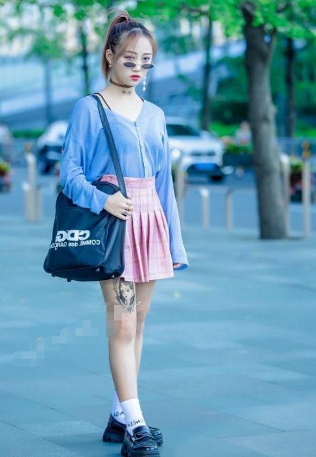 荷叶边 不规则露肩荷叶边玫红裙,凸显身材,展现女神魅力