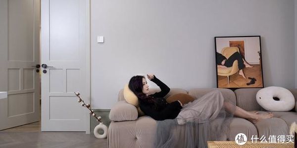 客厅|90后妹子的家火了，一人住98㎡精致又高级，网友：还缺男朋友吗？