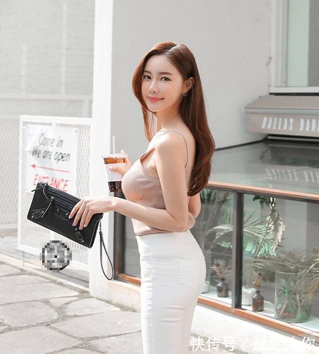 紧身牛仔裤 身材曼妙的女神,搭配白色牛仔裤,尽显女神的风范,真好看