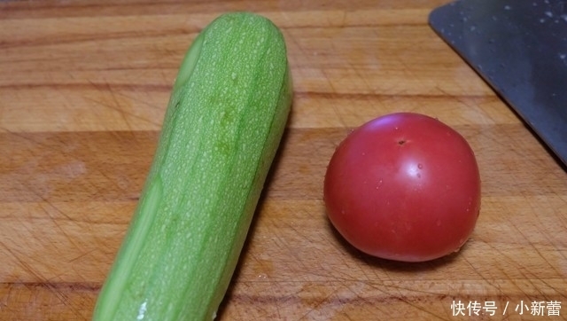 西葫芦别再炒肉了,放个番茄炒一炒,做法简单,清淡营养好吸收