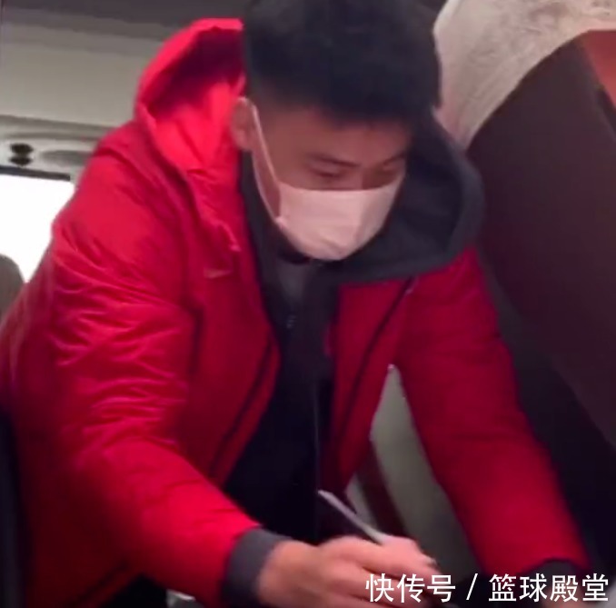 杜锋|男篮登机图!全员送签名,大韩打人,徐杰近照流出,杜锋行李最多