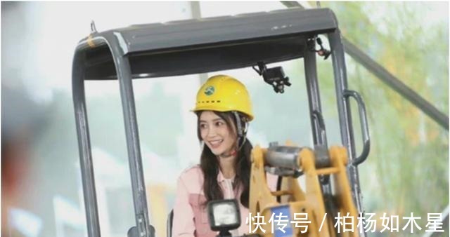 跑男團(tuán)|Baby錄節(jié)目接地氣,凌晨四點(diǎn)現(xiàn)身菜市場搬運(yùn)貨物,身材纖細(xì)瘦小