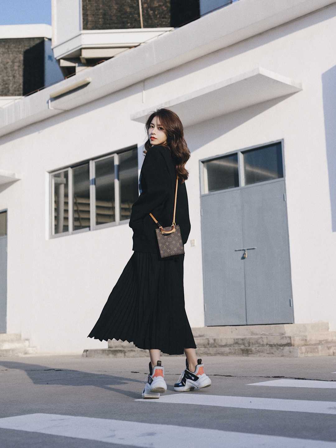 卫衣|黑色半身裙的万能搭配公式全在这,喜欢简约风格的,来这里集合了