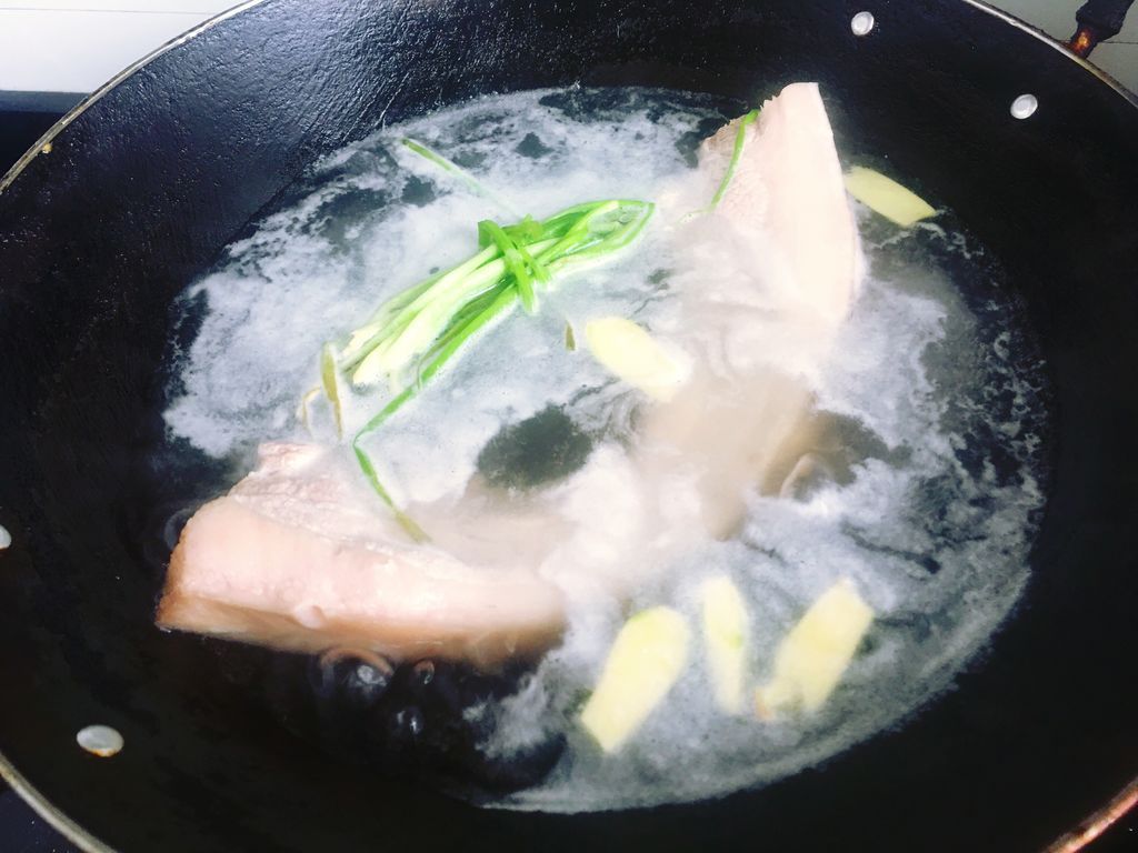 五花肉往锅里面一扔，色泽红润肥而不腻，吃起来真过瘾