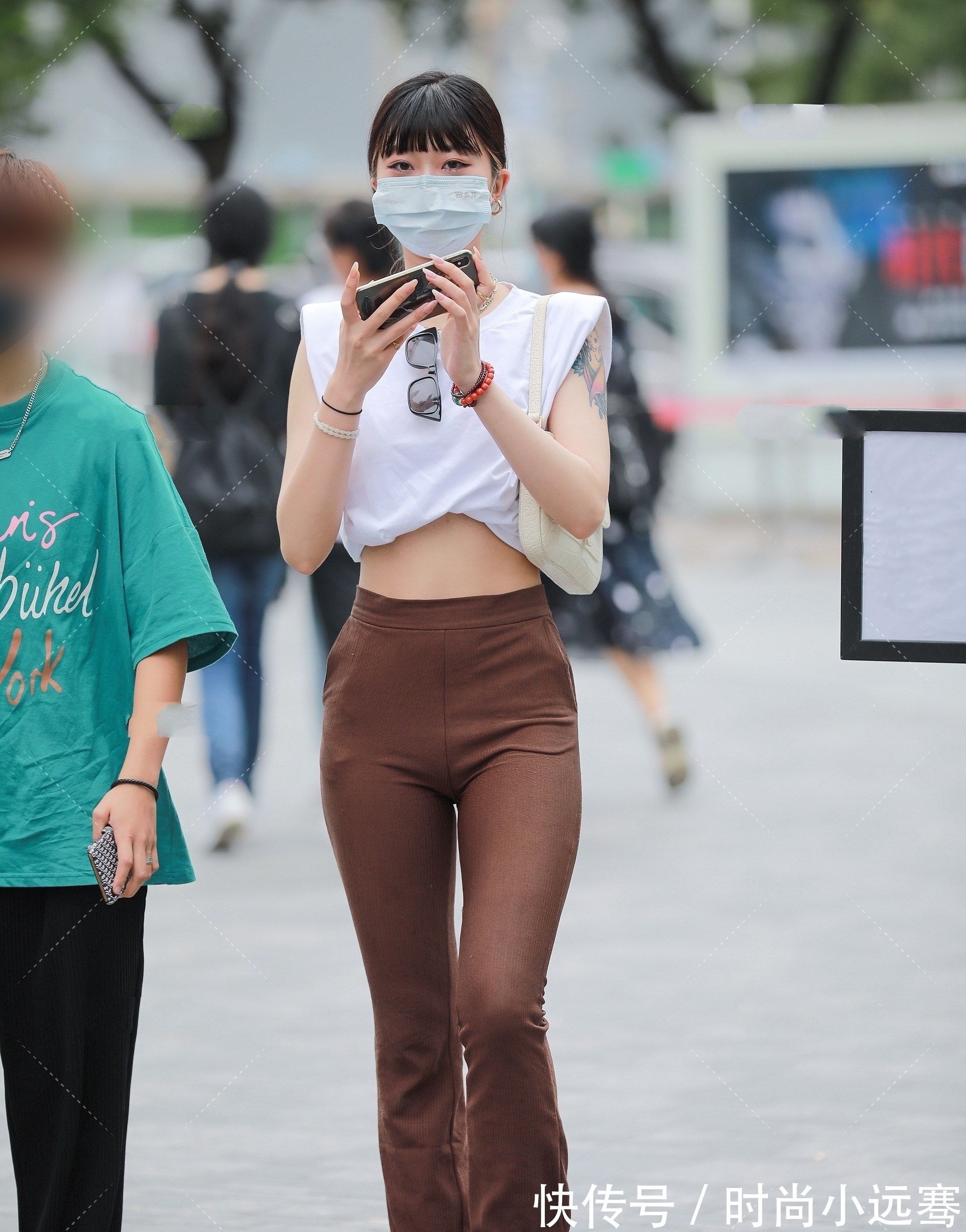 肚脐装 白色露肚脐装搭配深棕色高腰裤,时尚精致,又仙又美