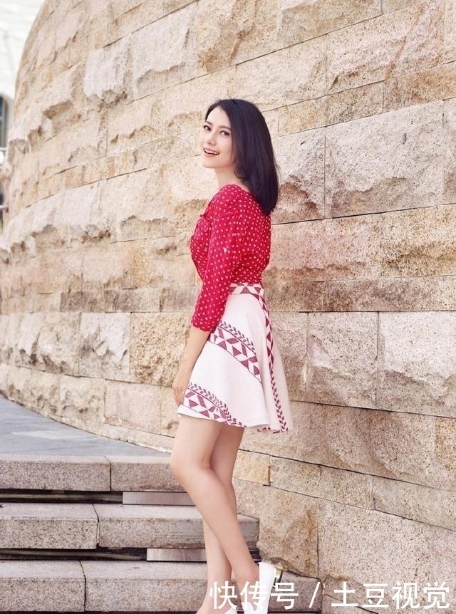 c街拍：优雅美丽动人的美女，走心搭配让宅男们打call！！