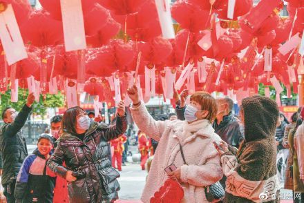 昨夜武汉2.5万人畅游园博园赏灯过元宵