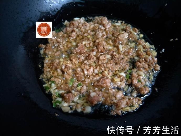 下饭|夏天就该这样吃茄子，不用过油，软嫩多汁，美味又下饭，比吃肉香