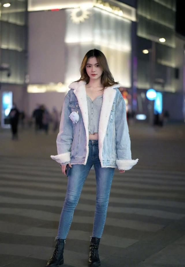 早春穿纯色内搭，搭配哪些“外套”更时髦？这些组合值得参考