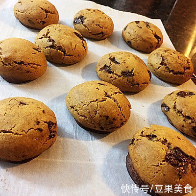 别怪我没提醒你,这道榛果巧克力熔岩软饼一吃就上瘾