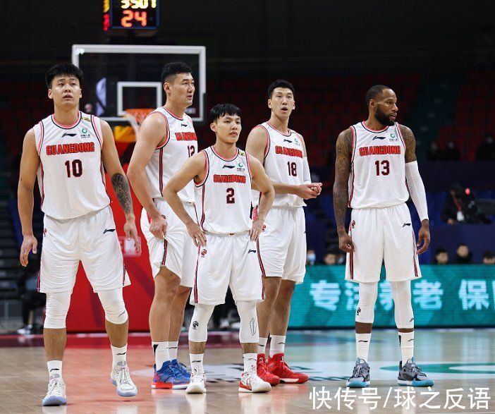 广厦|CBA争议吹罚，裁判明显偏袒广东胡明轩，解说沉默1分钟什么也没说