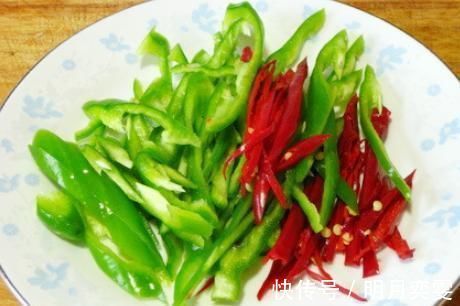 酸辣|炒土豆丝，何时放醋是关键，学会这1招，土豆丝酸辣脆爽还不粘锅